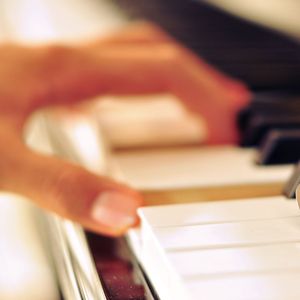 公车上双乳被两男人夹击小说
