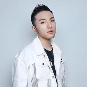 公车上双乳被两男人夹击小说
